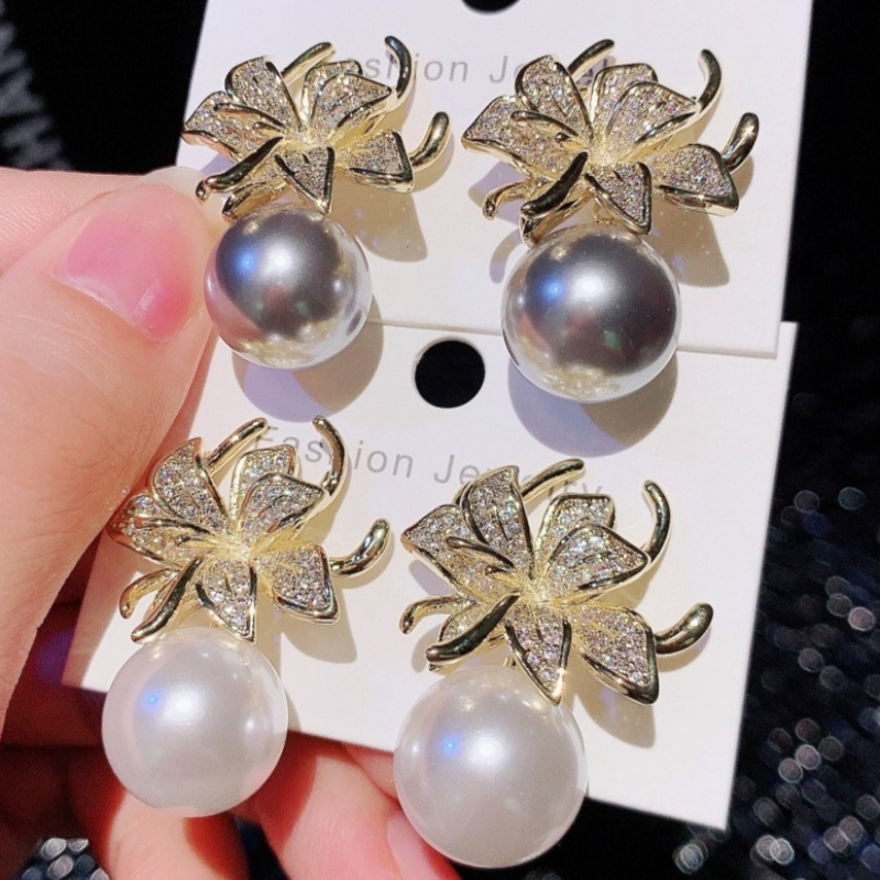 Elegant Luxury Inlaid Zirconia Shell Pearl Studs for Women